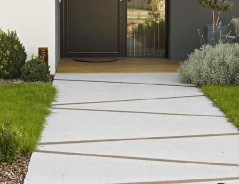 Béton strié balayé et coloré gris clair pour une allée